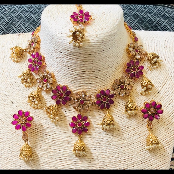 Gold plated necklace set with tikka - Picture 1 of 3